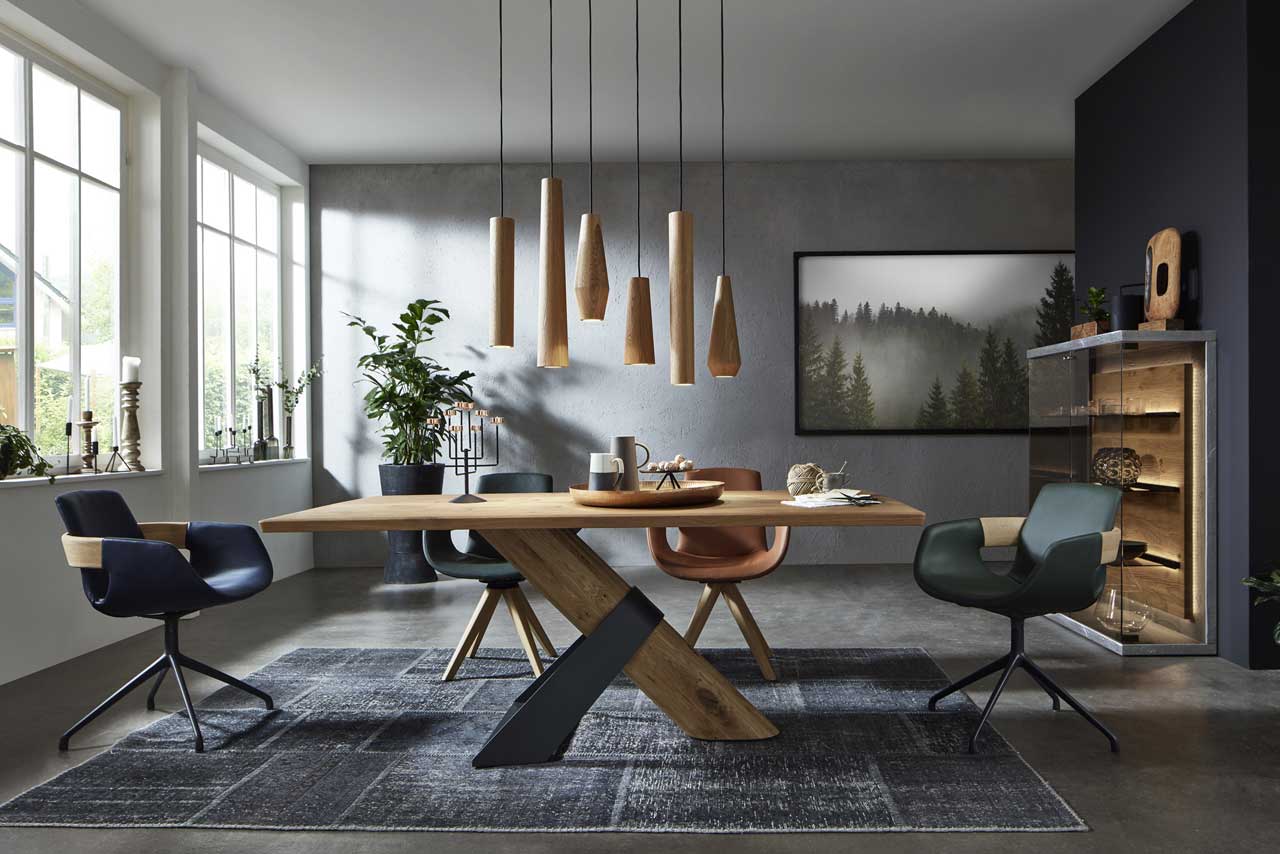 Massivholzmöbel Kombination: Langer Holztisch und vier Stühle in einem dekoriertem Zimmer.