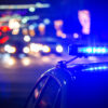 Blaulicht am Polizeiwagen bei Nacht