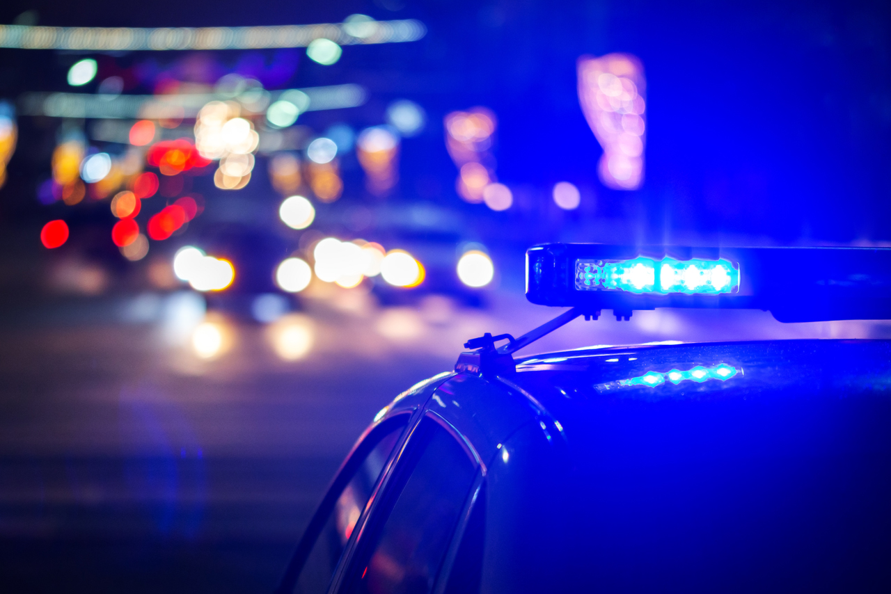 Blaulicht am Polizeiwagen bei Nacht