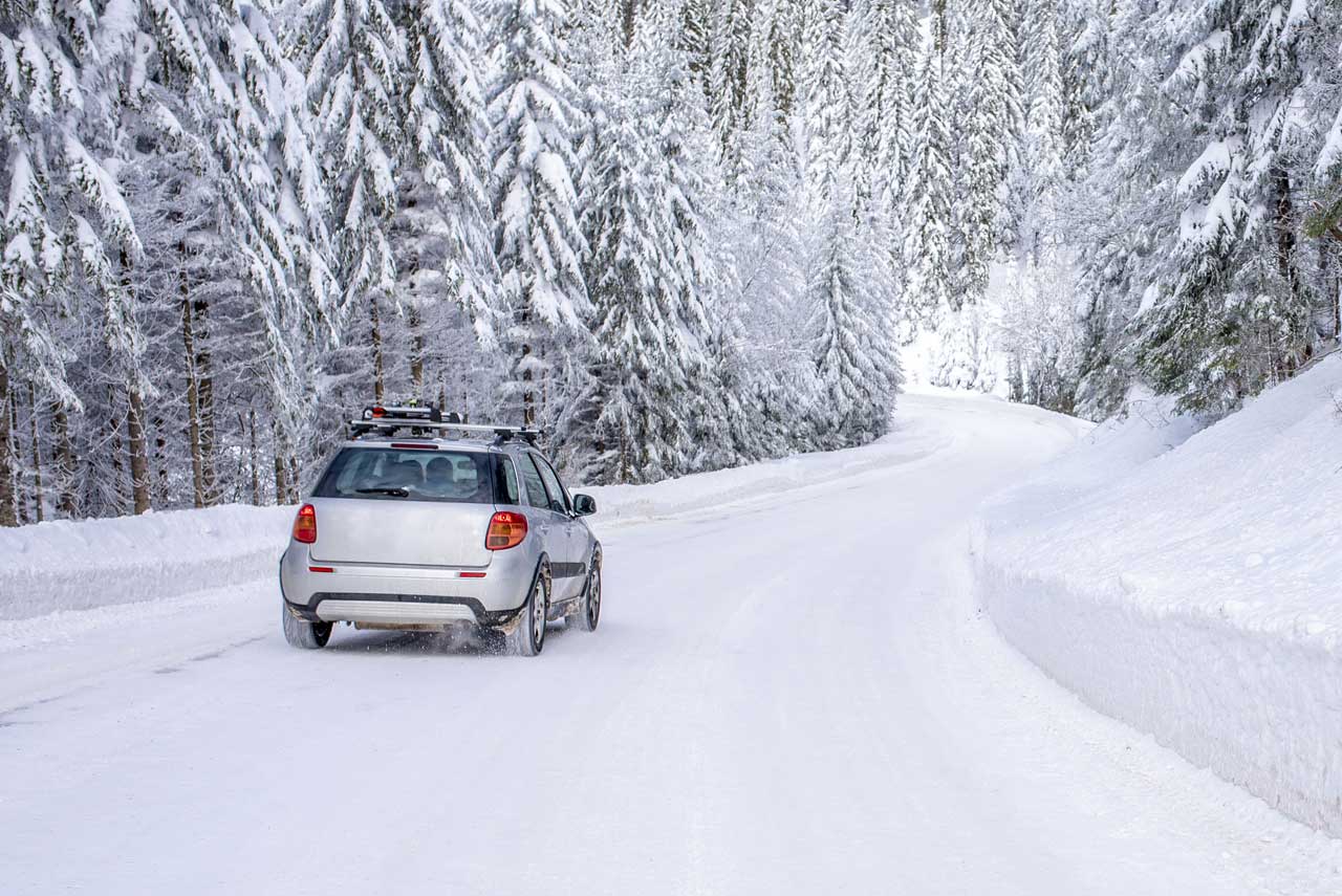Autofahrer fährt auf verschneiter Straße